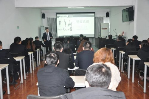 注重服务礼仪 着力提升企业软实力——华远卫士举行服务礼仪知识培训